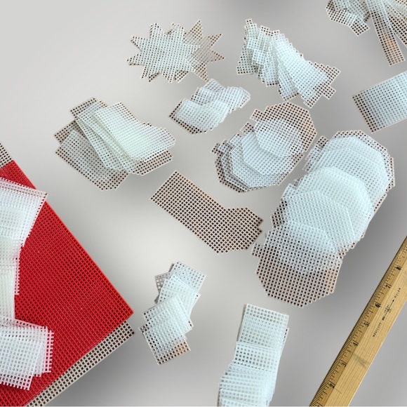 Vintage Needlepoint Plastic Canvas - Large Lot of Christmas pieces/pattern - Picture 11 of 16